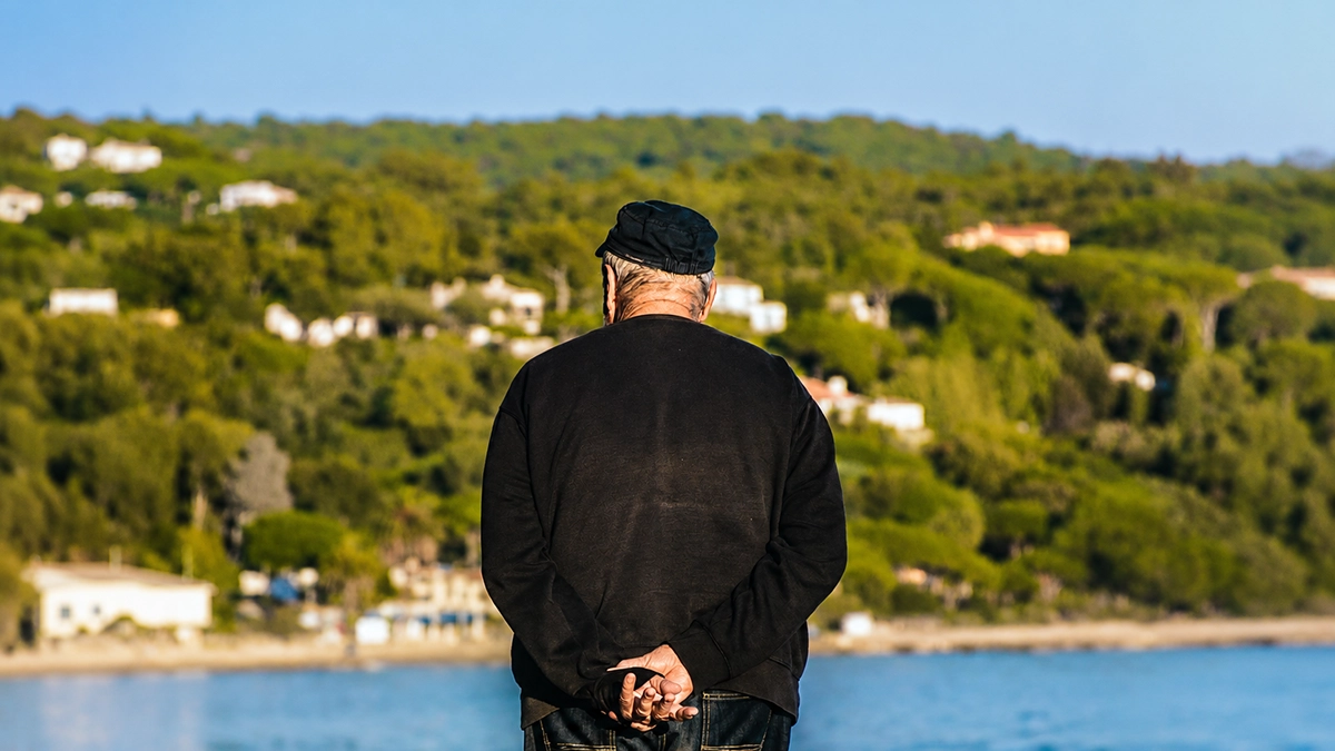 치매로 인해 익숙한 길을 헷갈리는 노인의 모습